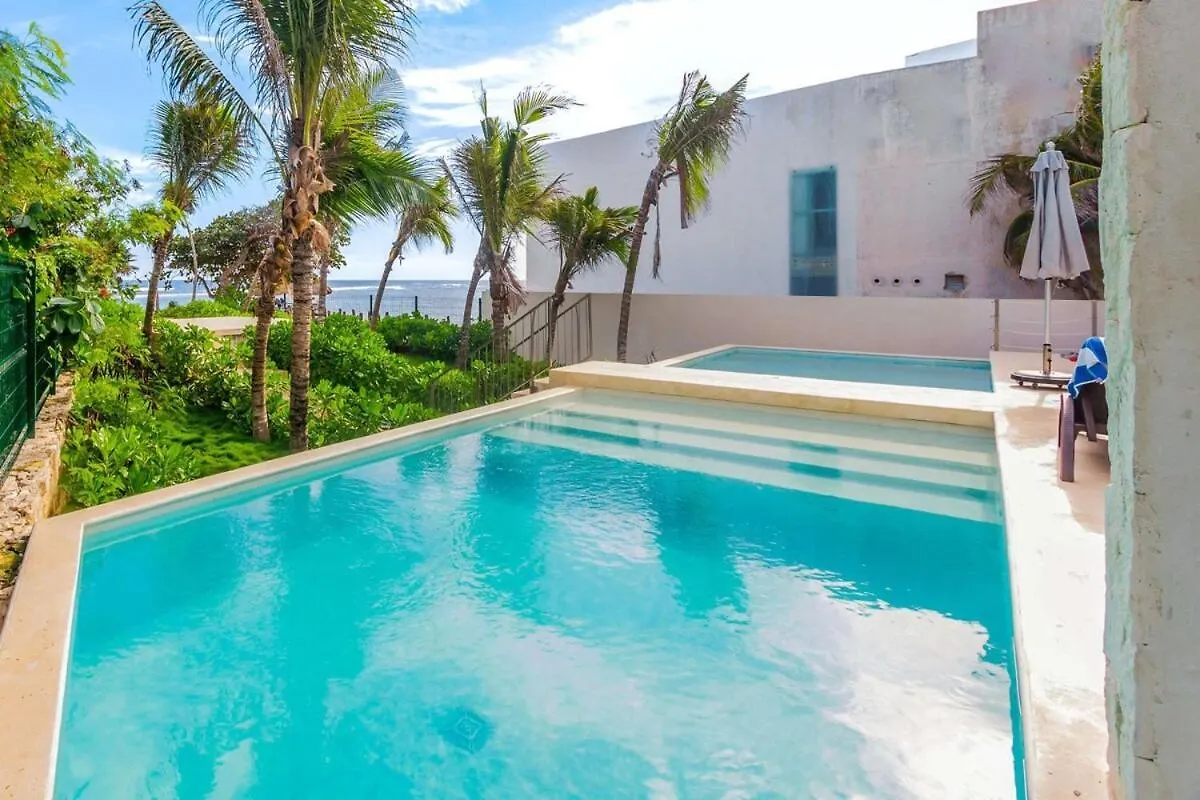 別荘 Chic Beachfront Condo Ocean View Rooftop Pools アクマル