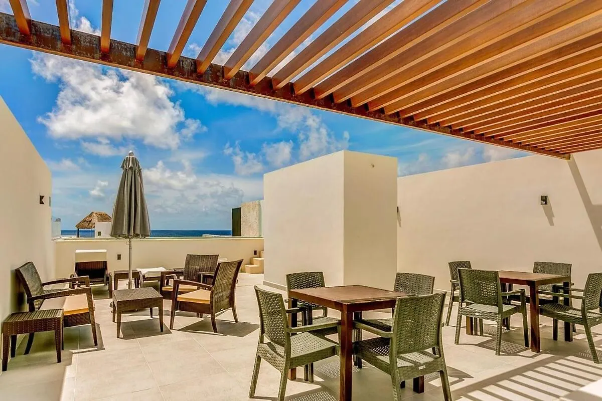 Chic Beachfront Condo Ocean View Rooftop Pools アクマル