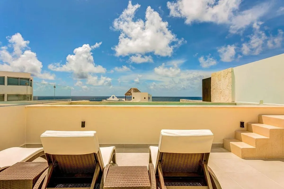 Chic Beachfront Condo Ocean View Rooftop Pools アクマル 別荘