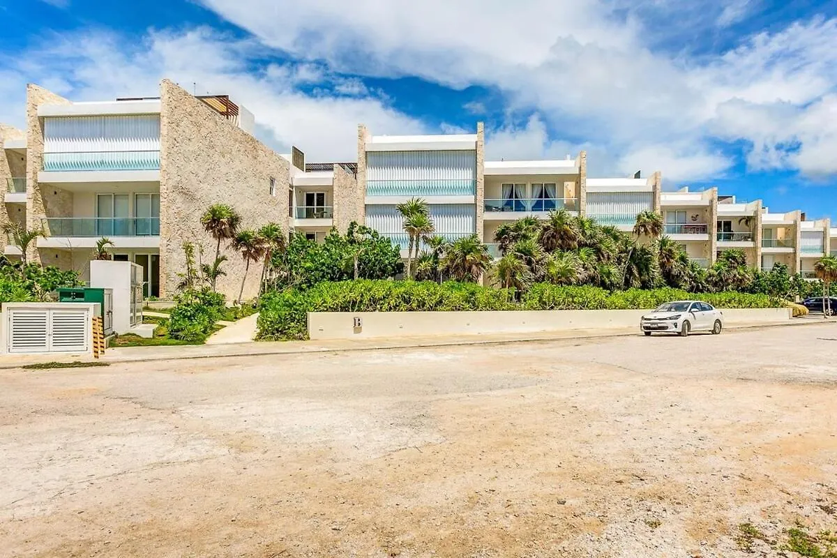 Chic Beachfront Condo Ocean View Rooftop Pools アクマル 別荘