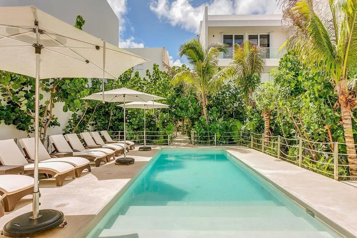 Chic Beachfront Condo Ocean View Rooftop Pools アクマル