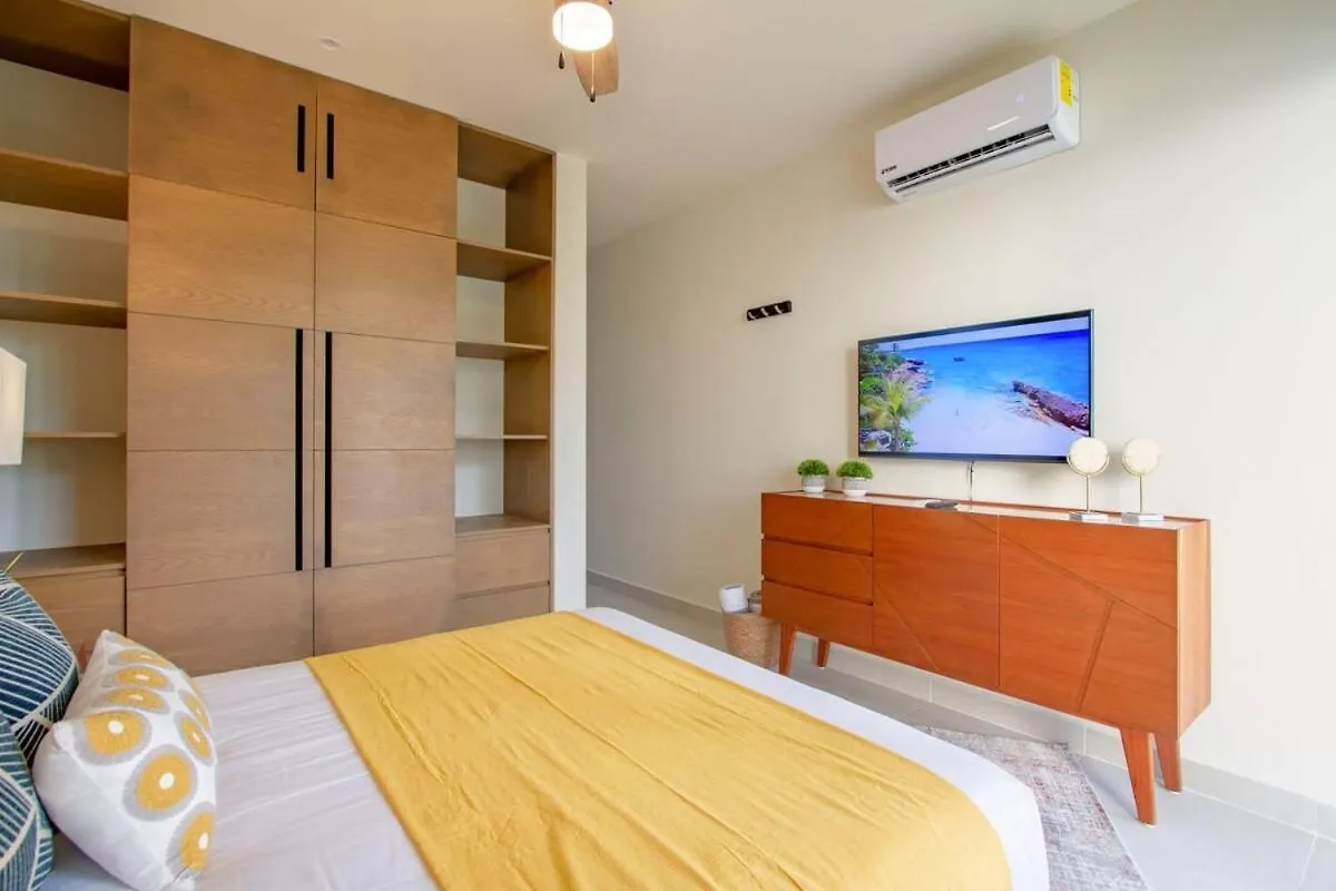 Chic Beachfront Condo Ocean View Rooftop Pools アクマル 0*,