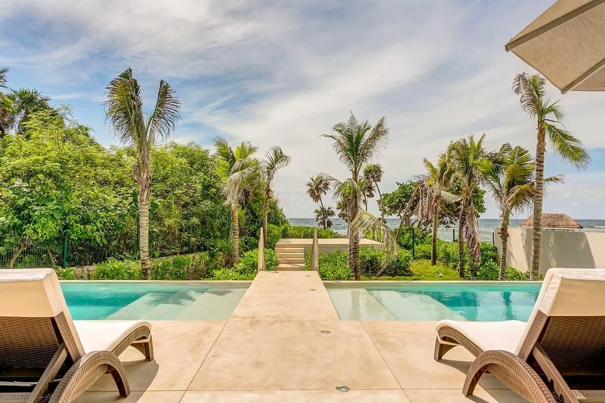 Chic Beachfront Condo Ocean View Rooftop Pools アクマル 0*,  メキシコ