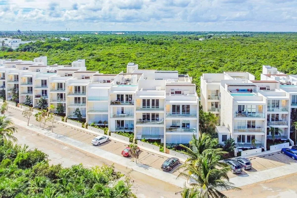 Chic Beachfront Condo Ocean View Rooftop Pools アクマル