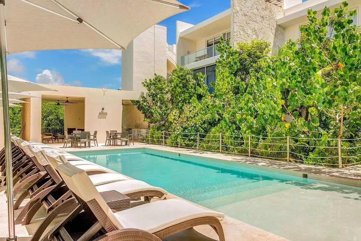 別荘 Chic Beachfront Condo Ocean View Rooftop Pools アクマル