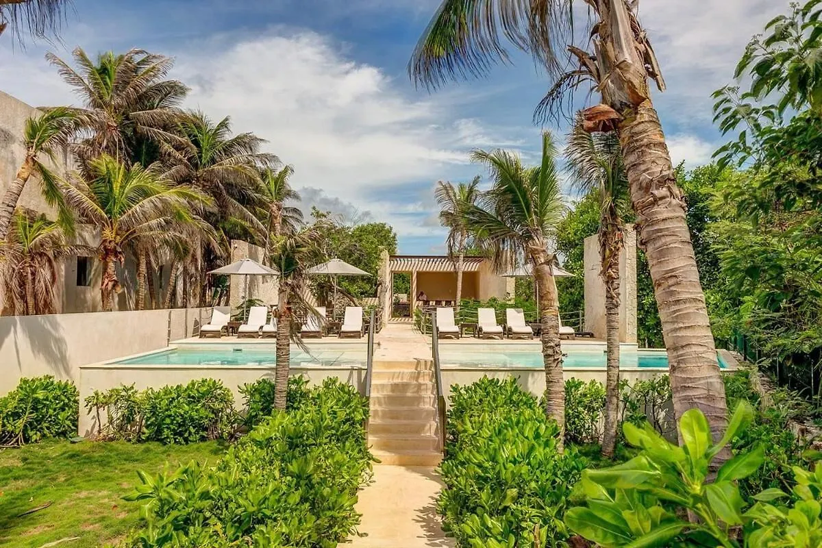 Chic Beachfront Condo Ocean View Rooftop Pools アクマル