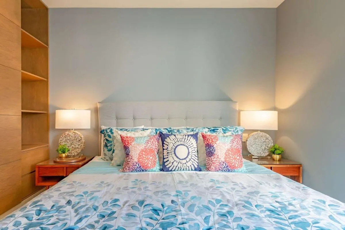 Chic Beachfront Condo Ocean View Rooftop Pools アクマル 0*,  メキシコ
