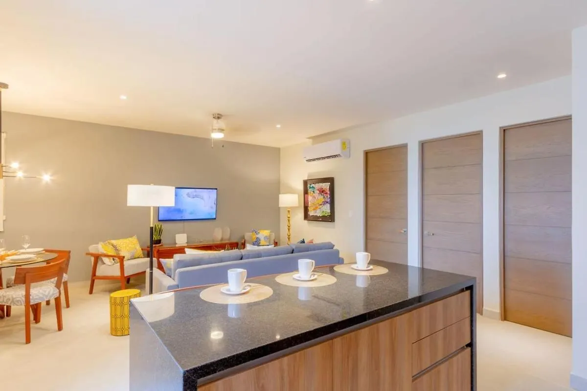 Chic Beachfront Condo Ocean View Rooftop Pools アクマル