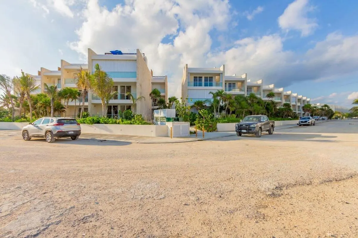 Chic Beachfront Condo Ocean View Rooftop Pools アクマル 別荘