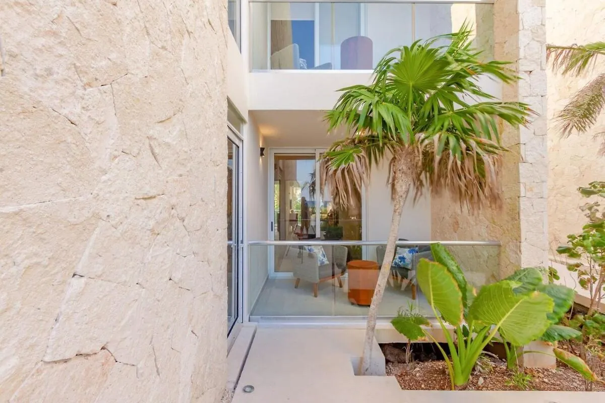 Chic Beachfront Condo Ocean View Rooftop Pools アクマル 0*,