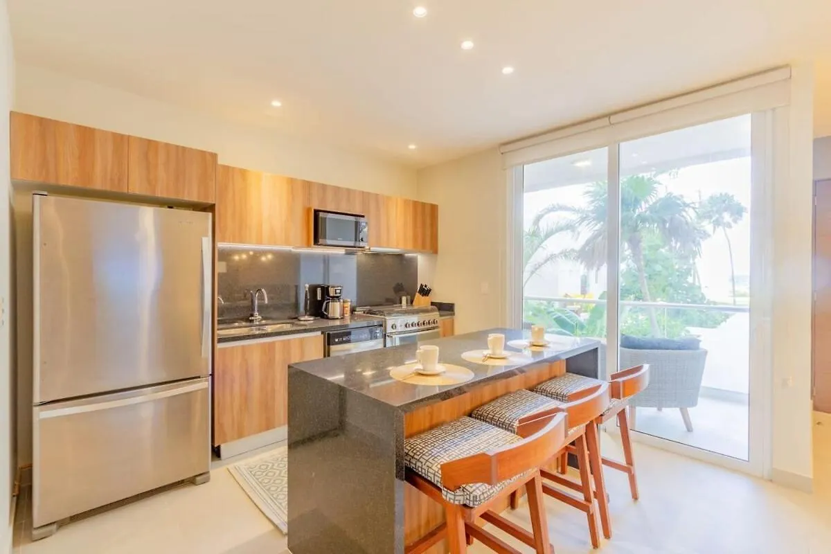 別荘 Chic Beachfront Condo Ocean View Rooftop Pools アクマル