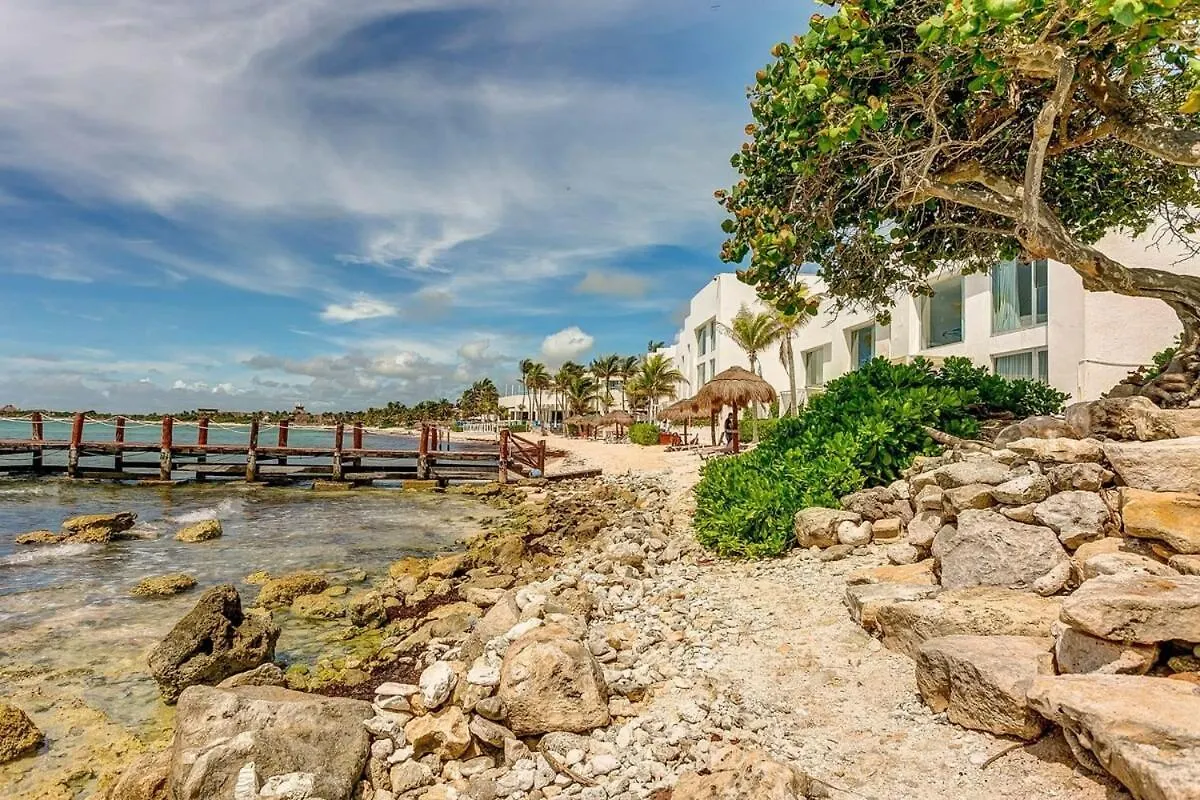 Chic Beachfront Condo Ocean View Rooftop Pools アクマル 0*,  メキシコ