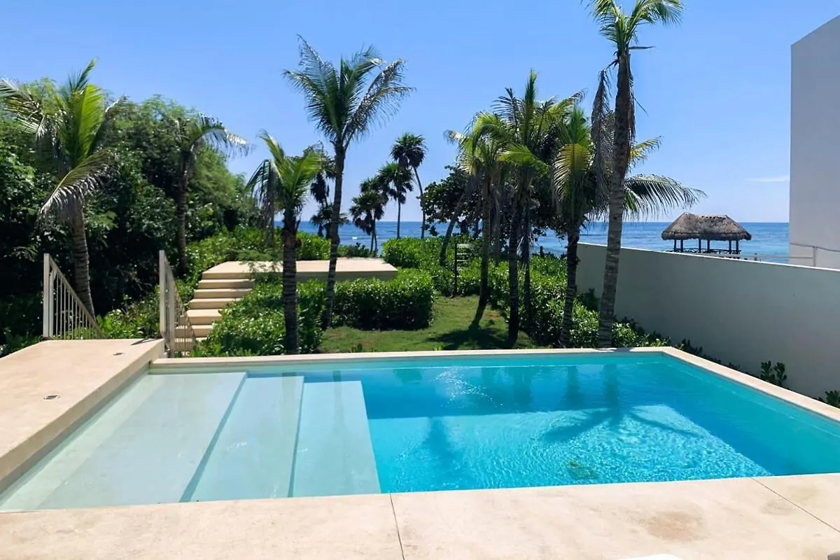 Chic Beachfront Condo Ocean View Rooftop Pools アクマル 0*,  メキシコ