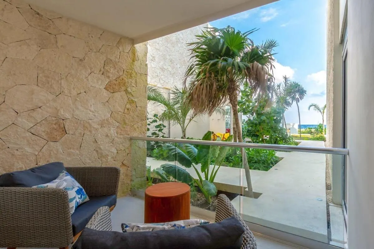 別荘 Chic Beachfront Condo Ocean View Rooftop Pools アクマル
