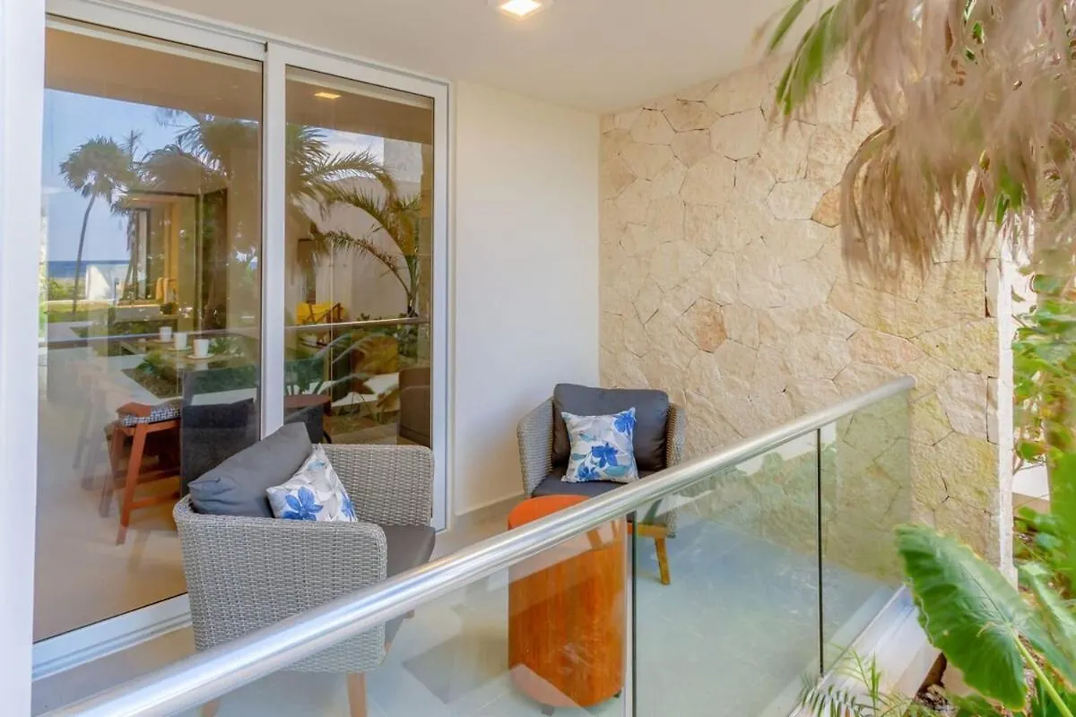 Chic Beachfront Condo Ocean View Rooftop Pools アクマル