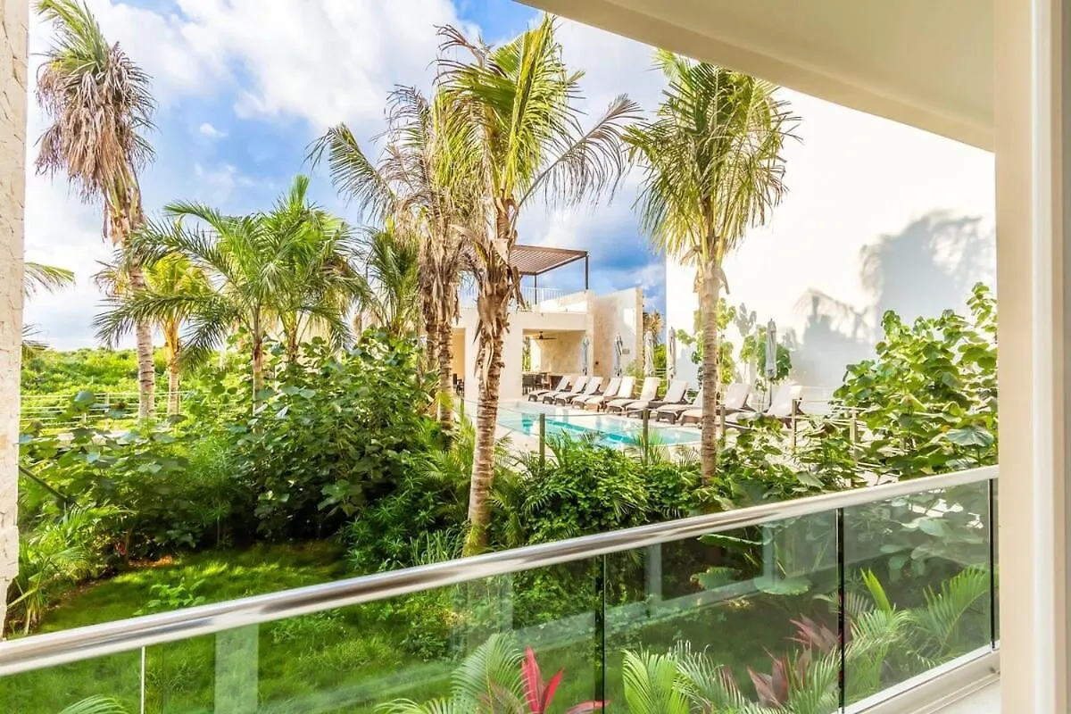 別荘 Chic Beachfront Condo Ocean View Rooftop Pools アクマル