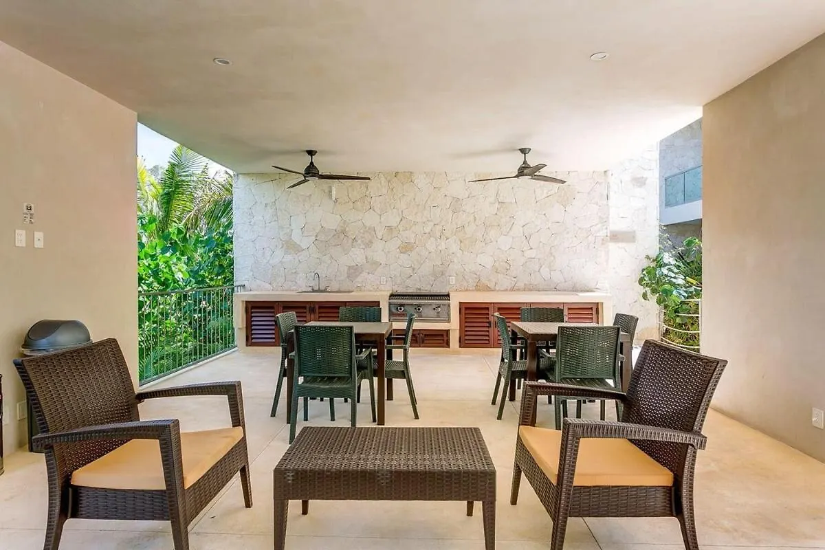 Chic Beachfront Condo Ocean View Rooftop Pools 艾库玛尔