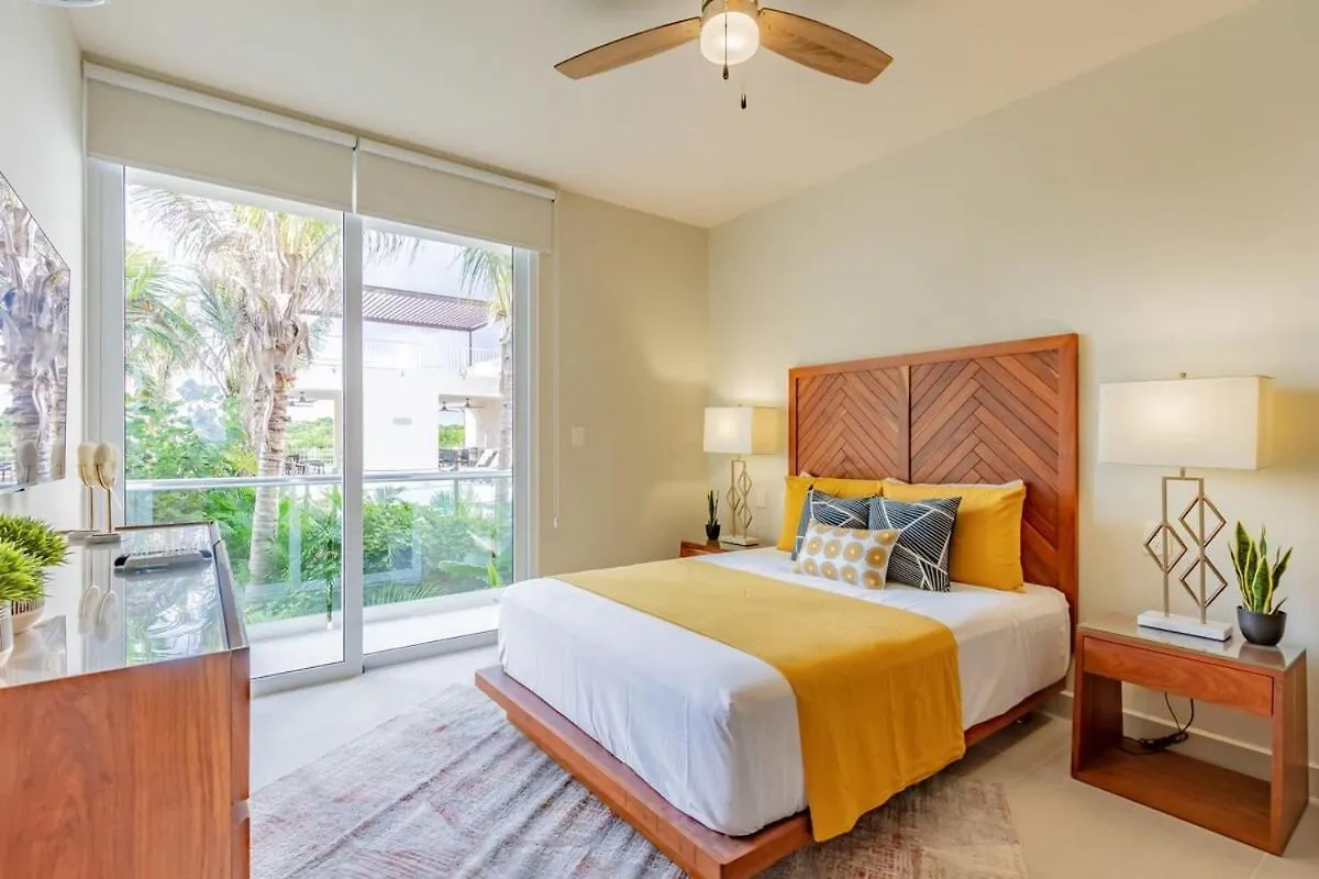 Chic Beachfront Condo Ocean View Rooftop Pools联系方式